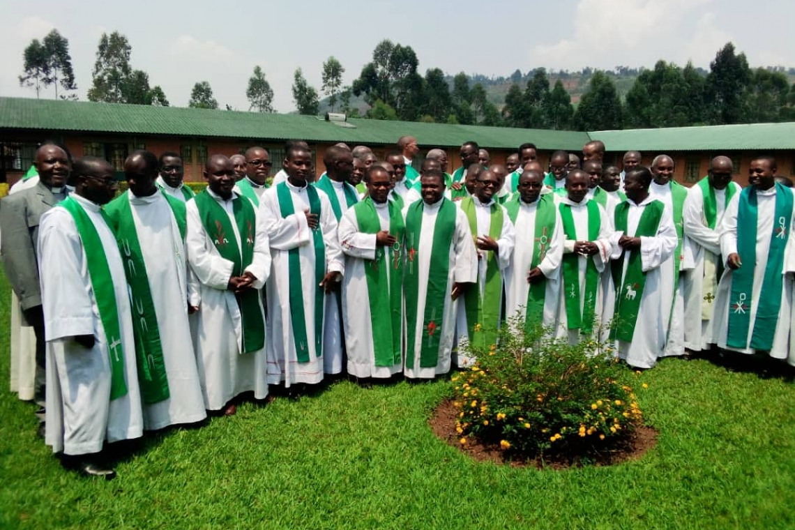 LE PRETRE, ISSU DE L’AMOUR DU PERE POUR FAIRE DU MONDE L’EGLISE FAMILLE DE DIEU