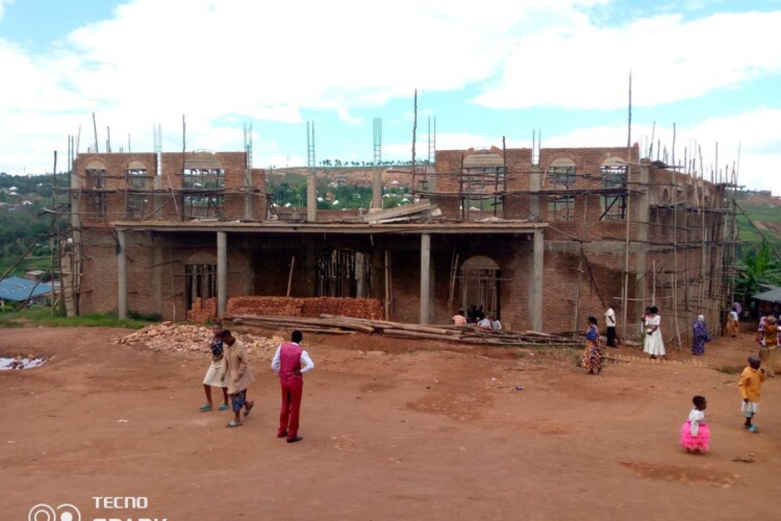 DEUX EGLISES EN CONSTRUCTION DANS LA PAROISSE YOBA