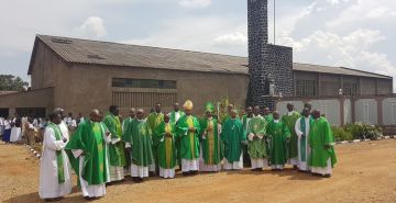UN DIMANCHE AVEC LE NONCE APOSTOLIQUE DANS LA PAROISSE DE MAKAMBA