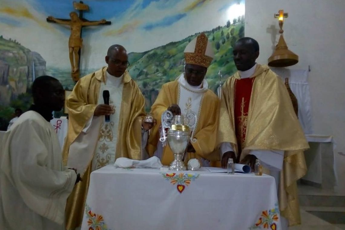 BENEDICTION DES SAINTES HUILES PAR LE NONCE APOSTOLIQUE AU BURUNDI A RUTANA