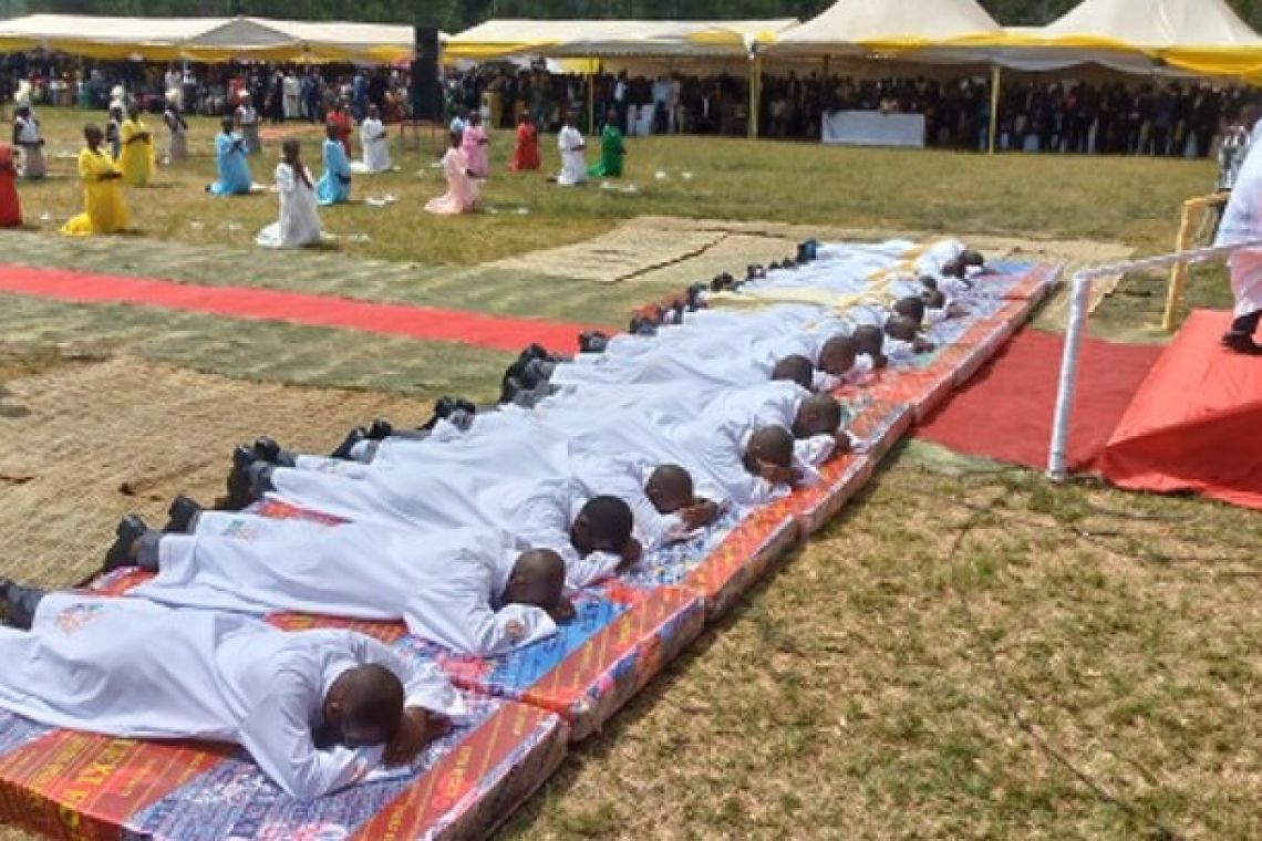 ORDINATION SACERDOTALE ET DIACONALE DANS LA PAROISSE SAINTE MARIE MEDIATRICE DE TOUTES GRÂCES DE MABAYI