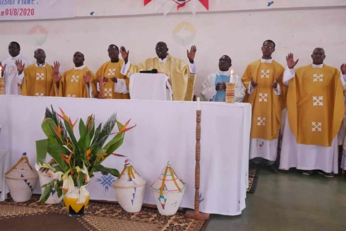 L’ABBE JUVENAL NZOHABONAYO A BIEN CELEBRE SON JUBILE D’ARGENT D’ORDINATION SACERDOTALE