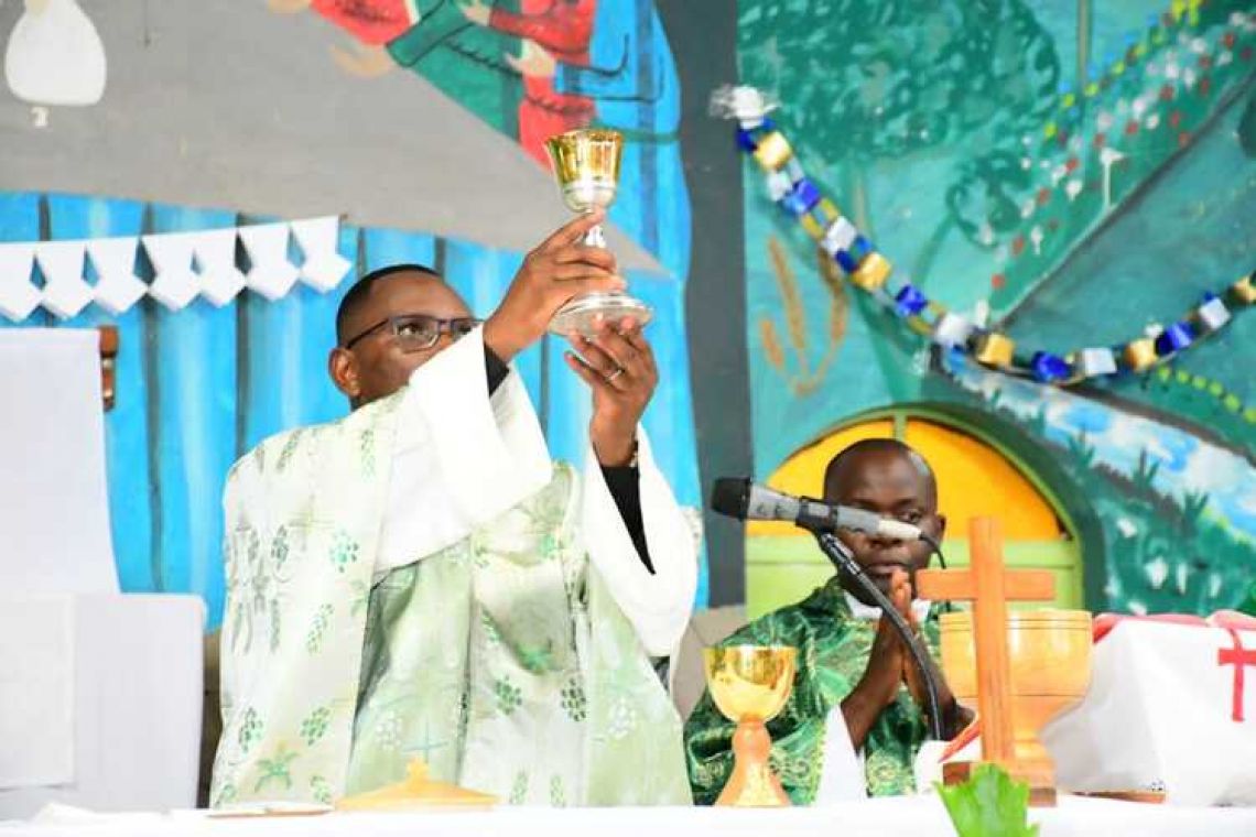 CELEBRATION DE LA MESSE DE PREMICES A LA PAROISSE DE BUHONGA