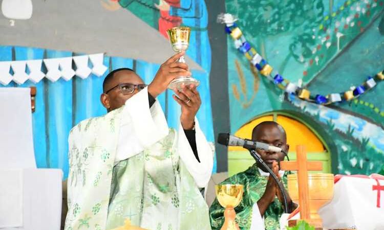 CELEBRATION DE LA MESSE DE PREMICES A LA PAROISSE DE BUHONGA