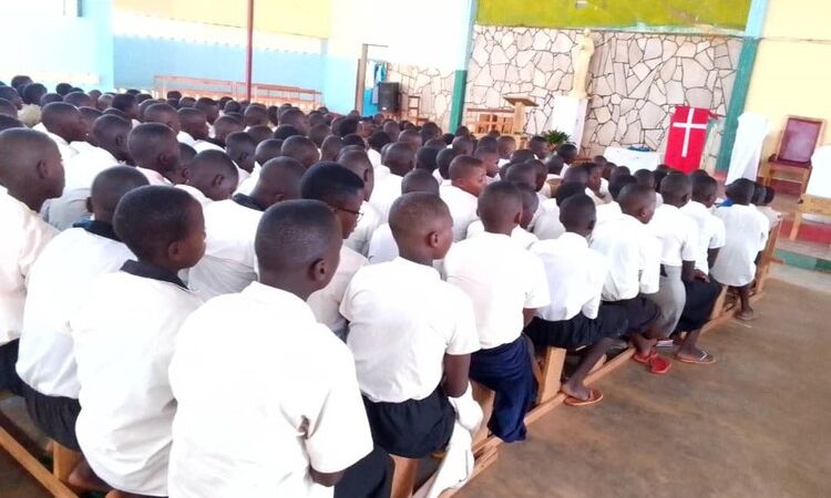 QUAND LES ENFANTS DU DIOCESE DE BURURI PRIENT LE CHAPELET POUR DEMANDER L'UNITE ET LA PAIX DANS LE MONDE                                