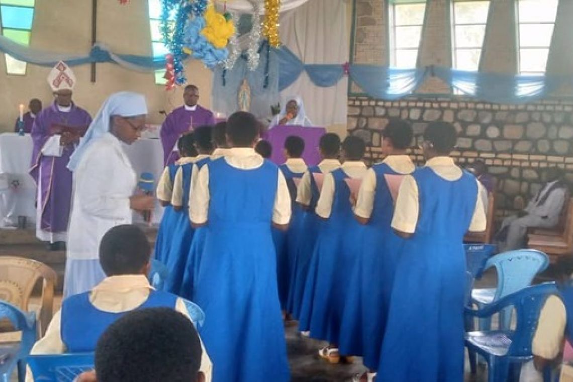 PRISE D'HABIT AU POSTULAT PAR LES JEUNES FILLES DANS LA CONGREGATION DES SOEURS BENE MARIYA