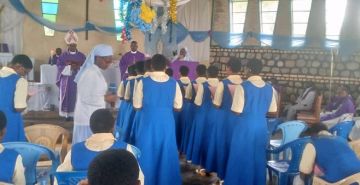 PRISE D'HABIT AU POSTULAT PAR LES JEUNES FILLES DANS LA CONGREGATION DES SOEURS BENE MARIYA