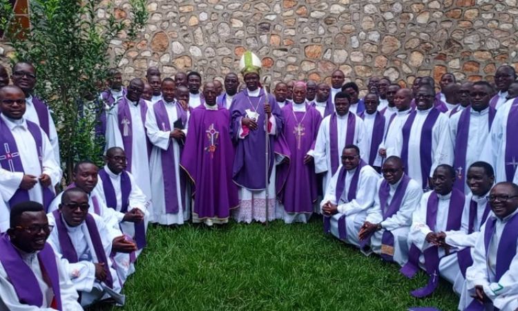 C’EST DANS LA JUBILATION QUE L’EGLISE QUI EST A BUBANZA A ACCUEILLI SON NOUVEL EVEQUE