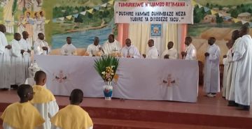 LE DIOCESE DE RUYIGI PRIE POUR LE REPOS DE L'AME DU PAPE FRANÇOIS