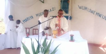LES PAROISSIENS DE NYANTAKARA SE SONT CONSACRES A LA VIERGE MARIE 