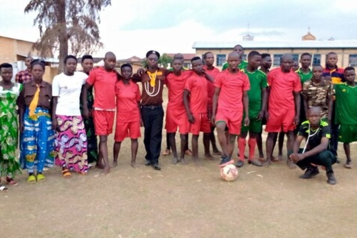 UNE PREMIERE A RUYIGI. MATCH DE FOOTBALL ENTRE LES MEMBRES DE LA CHIRO ET LES BATWAS