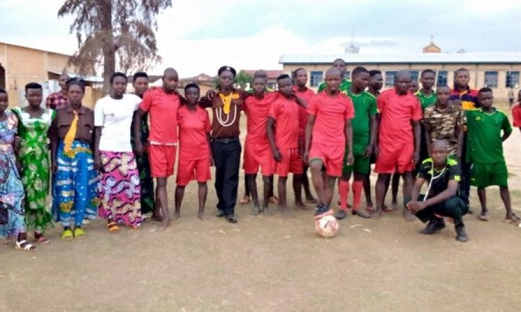 UNE PREMIERE A RUYIGI. MATCH DE FOOTBALL ENTRE LES MEMBRES DE LA CHIRO ET LES BATWAS