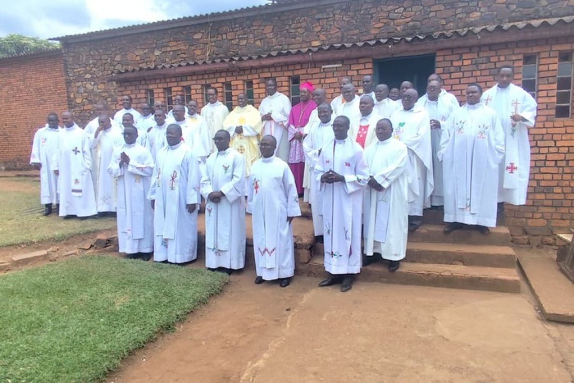 GISURU : ABBE BERNARD CUBWA  SOUFFLE SA 25 EBOUGIE  DE SACERDOCE