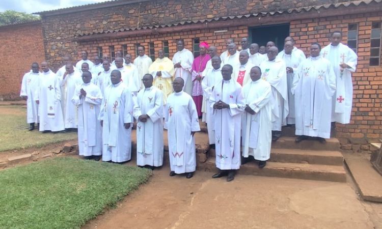 L'ABBE BERNARD CUBWA  SOUFFLE SA 25è BOUGIE  DE SACERDOCE