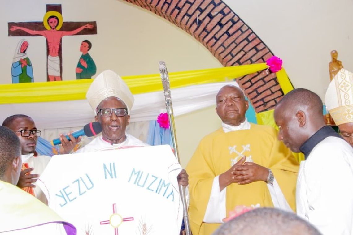 Mgr SERAPION BAMBONANIRE SOUFFLE SES 50 BOUGIES DE VIE SACERDOTALE