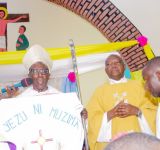 Mgr SERAPION BAMBONANIRE SOUFFLE SES 50 BOUGIES DE VIE SACERDOTALE