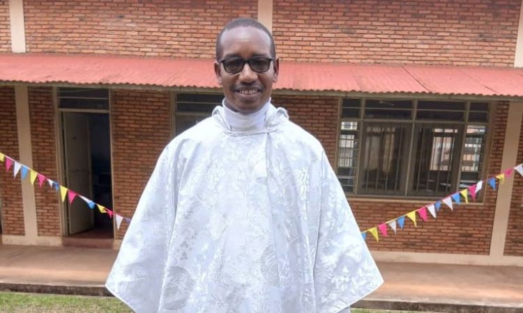 KIRYAMA : L'ABBE PHILIBERT NTIBITANGIRA   BOUCLE SON  JUBILE D'ARGENT  