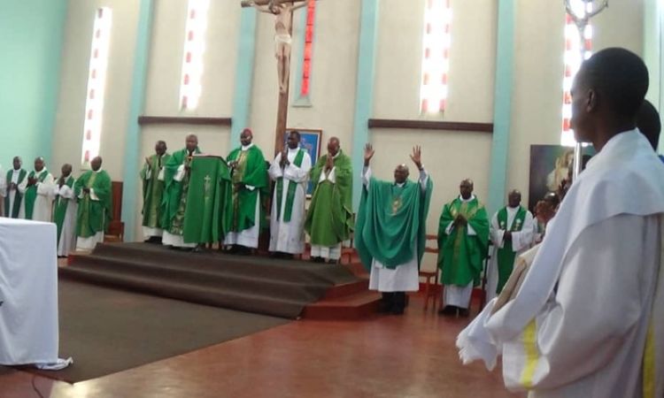 L’EVEQUE DE RUTANA EN VISITE A LA CATHEDRALE MARIE REINE DE BURURI