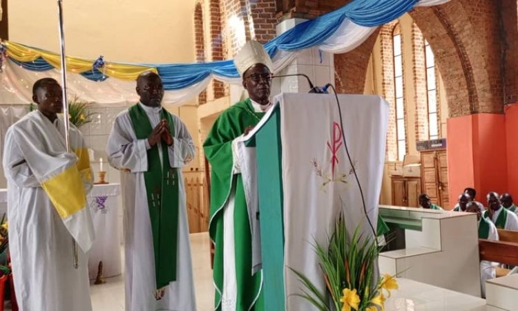 BDD-CARITAS BUBANZA AVEC LES PAUVRES DE LA PAROISSE MUSIGATI 