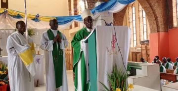 BDD-CARITAS BUBANZA AVEC LES PAUVRES DE LA PAROISSE MUSIGATI 