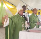 L'EVEQUE DE RUTANA EN VISITE DANS LE CAMP DES DEPLACES CONGOLAIS DE MUSENYI