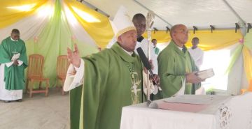 L'EVEQUE DE RUTANA EN VISITE DANS LE CAMP DES DEPLACES CONGOLAIS DE MUSENYI