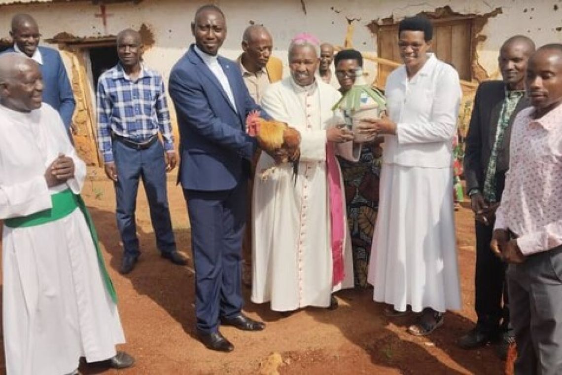 L’EVEQUE DE RUTANA AUPRES DE SES BREBIS EN  SUCCURSALE DE MWAYI