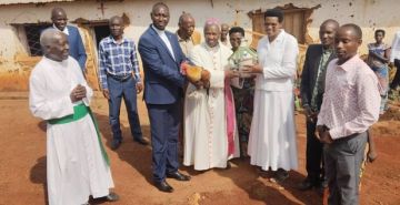 L’EVEQUE DE RUTANA AUPRES DE SES BREBIS EN  SUCCURSALE DE MWAYI