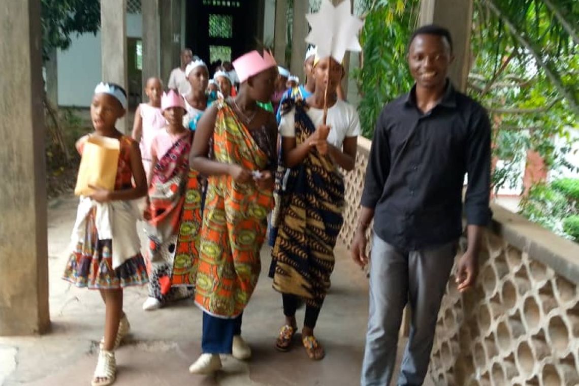 LES CHANTEURS DE L’ETOILE DE LA CATHEDRALE REGINA MUNDI AU GRANSD SEMINAIRE DE BUJUMBURA