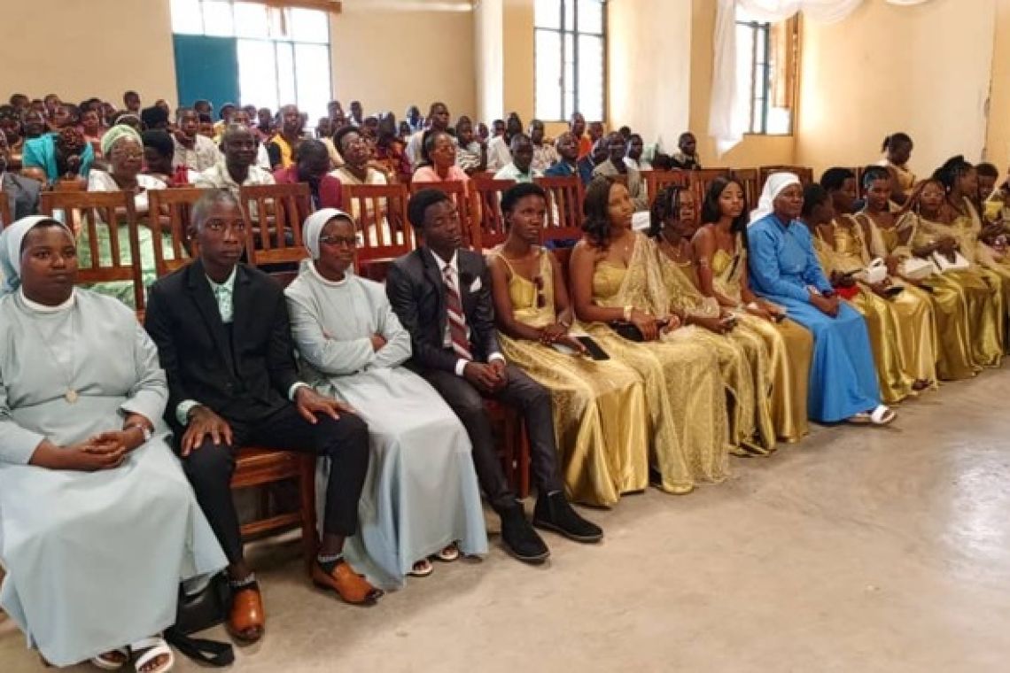 ECOLE PARAMÉDICALE NOTRE DAME DE L'ESPÉRANCE DECERNE DES DIPLÔMES AUX  LAURÉATS ÉDITION 2024-2025