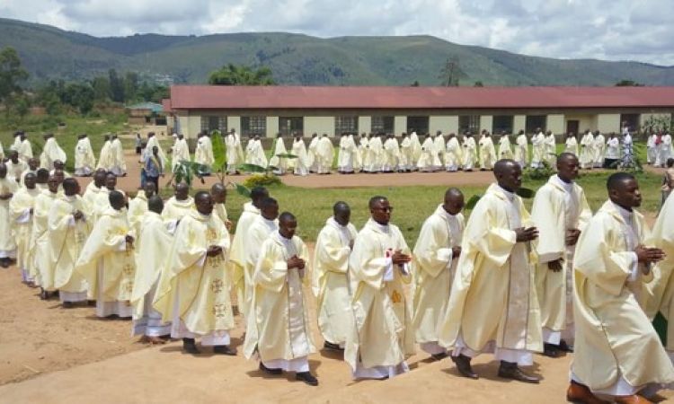 RUYIGI : TOUS AUTOUR DU PASTEUR LORS DE LA MESSE CHRISMALE