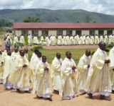 RUYIGI : TOUS AUTOUR DU PASTEUR LORS DE LA MESSE CHRISMALE