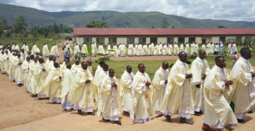 RUYIGI : TOUS AUTOUR DU PASTEUR LORS DE LA MESSE CHRISMALE