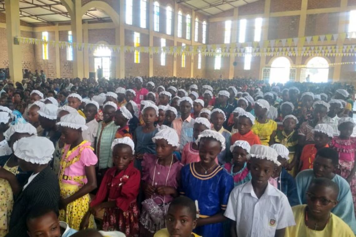 CELEBRATION DE LA FETE-DIEU ET PREMIERE COMMUNION A LA PAROISSE KIGUHU