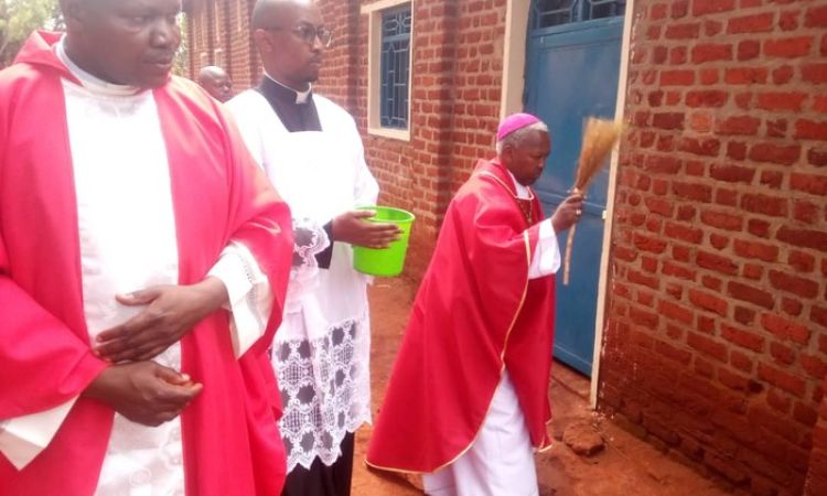SACREMENTS DE L’INITIATION ET BENEDICTION DE L’EGLISE SUCCURSALE DE NKURYE EN PAROISSE GIHARO