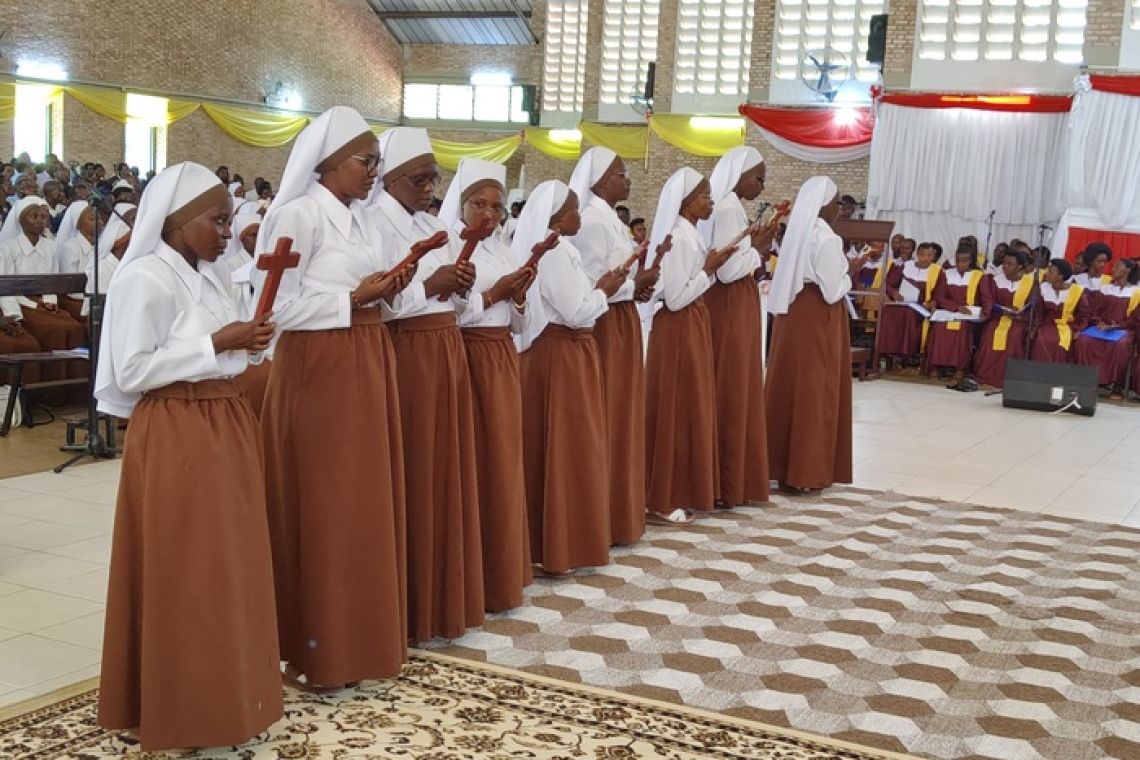 LES OBLATES DU SACRE COEUR DE JESUS A L’HIONNEUR