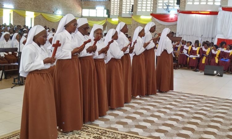 LES OBLATES DU SACRE COEUR DE JESUS A L’HIONNEUR
