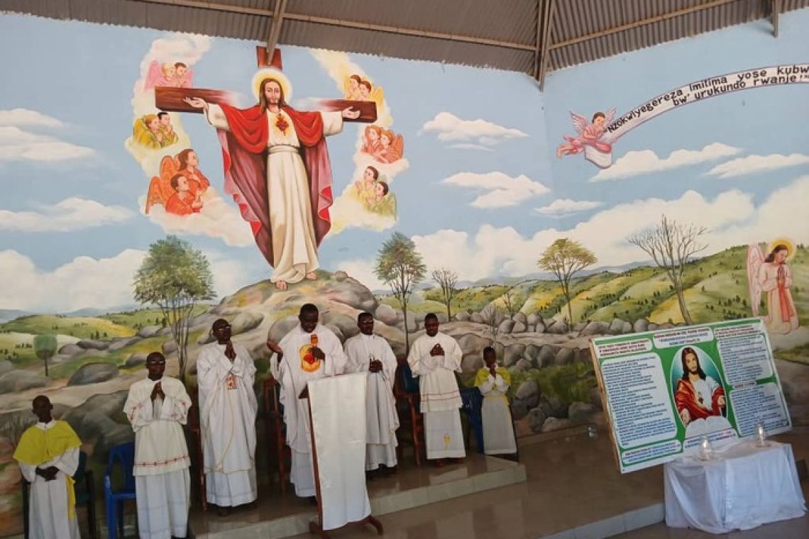 PAROISSE CANKUZO : UNE CONSÉCRATION HISTORIQUE AU SACRÉ-CŒUR DE JÉSUS A BURUHUKIRO