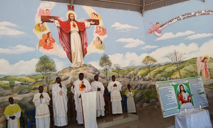 PAROISSE CANKUZO : UNE CONSÉCRATION HISTORIQUE AU SACRÉ-CŒUR DE JÉSUS A BURUHUKIRO