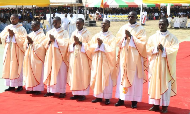 PAROISSE BURANIRO : UN JUBILE DE 75 ANS MARQUE PAR UNE GRANDE MOISSON D’ORDINATIONS SACERDOTALES