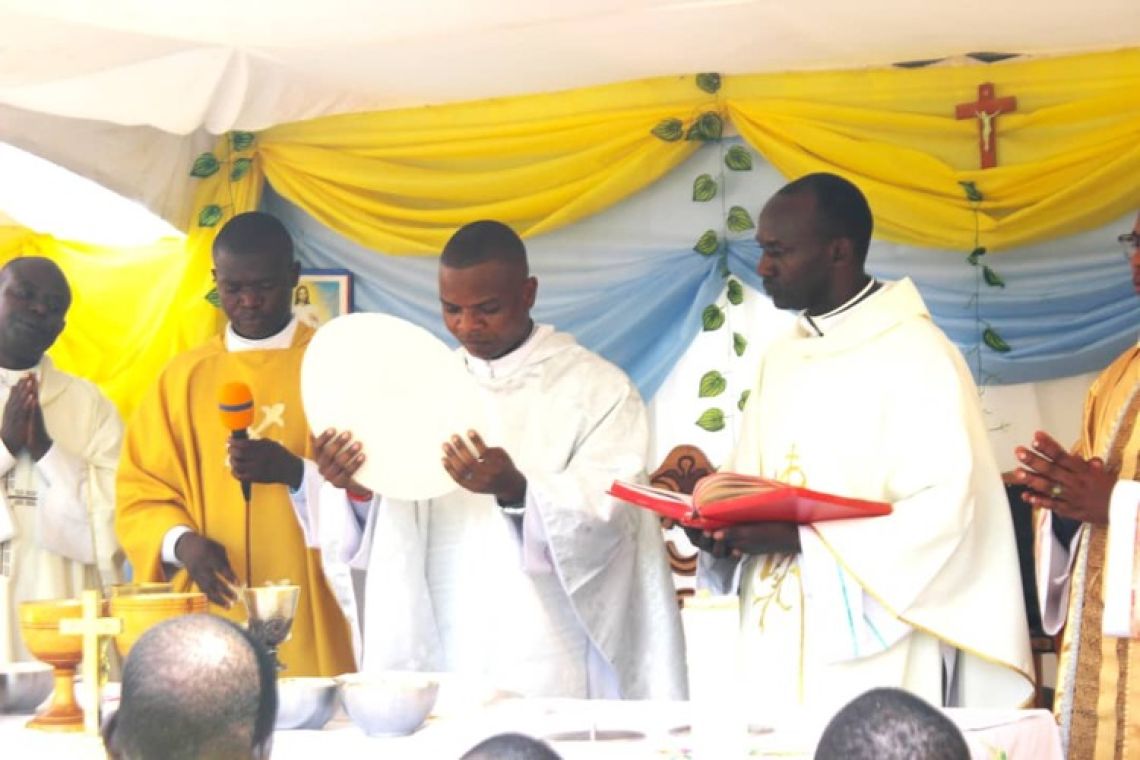 UNE GRANDE JOIE A LA SUCCURSALE NYAMABERE : UN PRETRE RECEMMENT ORDONNE CELEBRE SA MESSE D’ACTION DE GRACE