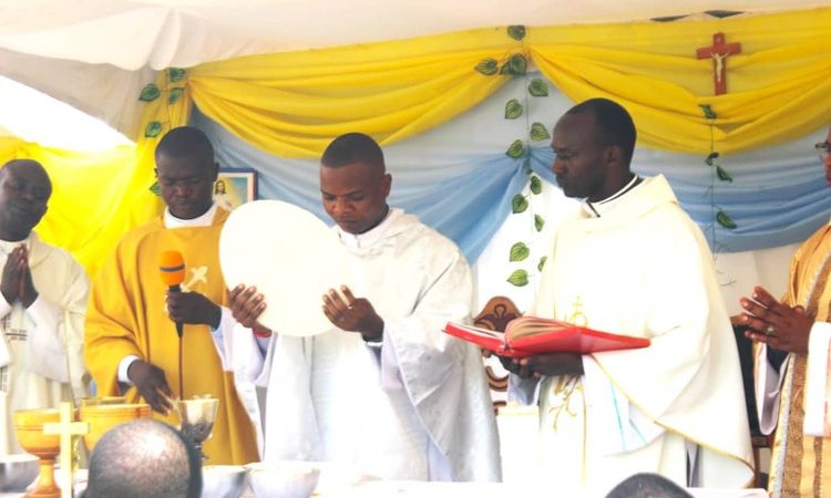 UNE GRANDE JOIE A LA SUCCURSALE NYAMABERE : UN PRETRE RECEMMENT ORDONNE CELEBRE SA MESSE D’ACTION DE GRACE