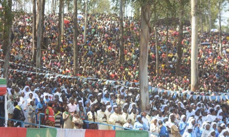 MUGERA : UNE FOULE IMMENSE AUTOUR DES PASTEURS POUR CELEBRER LA SOLENNITE DE L’ASSOMPTION DE LA VIERGE MARIE
