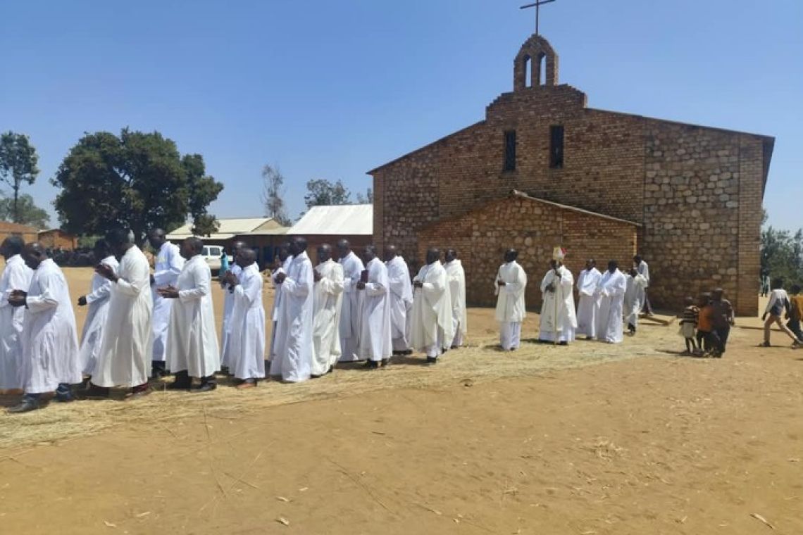DOUBLE ALLEGRESSE A MBURI : ACTION DE GRACE ET ACCUEIL DES VOISINS TANZANIENS.