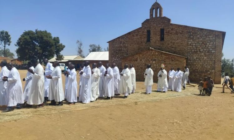 DOUBLE ALLEGRESSE A MBURI : ACTION DE GRACE ET ACCUEIL DES VOISINS TANZANIENS.