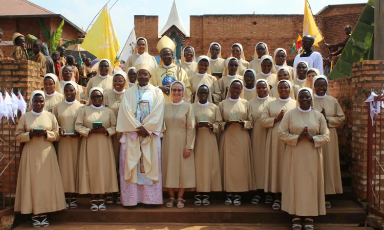 PROFESSIIONS CHEZ LES SOEURS OUVRIERES DE LA SAINTE MAISON DE NAZARETH. UN CŒUR OUVERT À TOUS