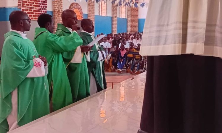 KIBUMBU : UNE PASSATION PASTORALE SOLENNELLE ENTRE CURES