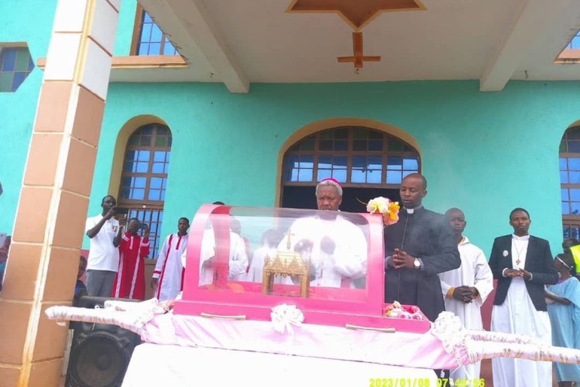 VISITE DES RELIQUES DE SAINTE THERESE DE L'ENFANT JESUS A LA PAROISSE SHANGA