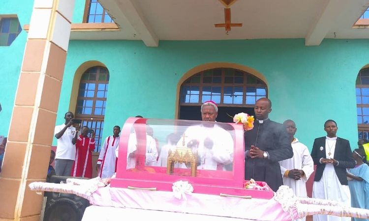 VISITE DES RELIQUES DE SAINTE THERESE DE L'ENFANT JESUS A LA PAROISSE SHANGA